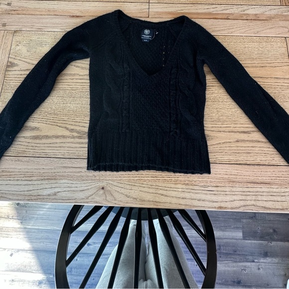 Soft cropped cable knit black fall sweater - Picture 4 of 8